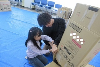 親子で作る様子