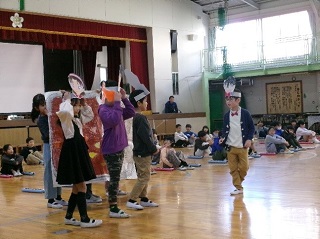 2年生が発表している様子。