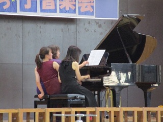 3名のピアニストによる連弾の様子