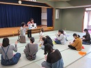 絵本の読み聞かせを参加者が聞いている様子