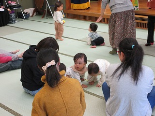 参加者が交流している様子