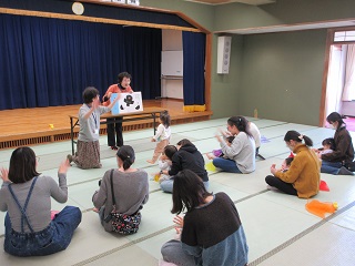 絵本の読み聞かせを聞く参加者の様子