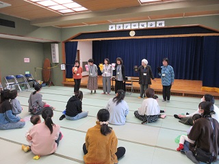 6匹のパペットがさよならの挨拶をする様子