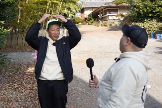 撮影許可をとるナイツ塙さん