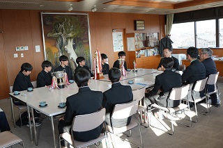 市長と談話する様子