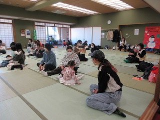 22組の親子が集まって交流している様子