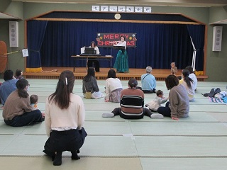 演奏を聞き入っている様子