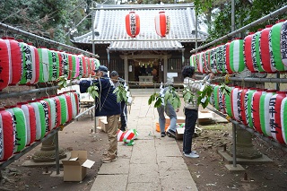 写真：参道上に飾られた細いしめ縄