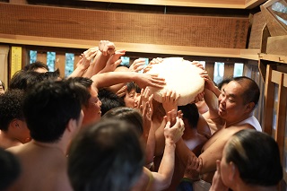 写真：餅取りの様子