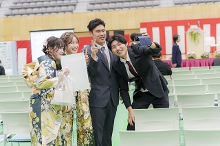 会場内で4名で写真を撮っているようす