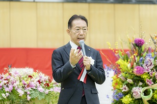 壇上で話をする井崎市長の写真