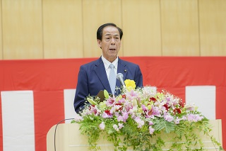 壇上で話す石原議長の写真