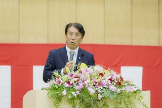 壇上で話す齋藤議員の写真