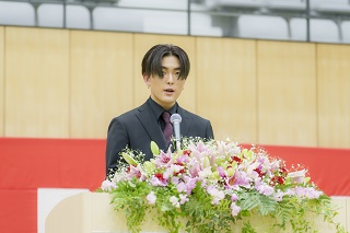 壇上で話す成人式実行委員の道前さんの写真