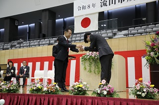 記念品を贈呈する井崎市長