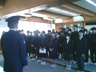 堀田署長のお話を聞く南部中の生徒たち