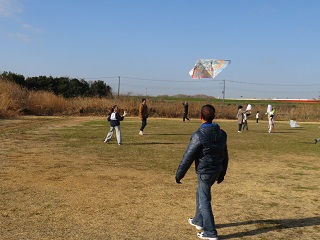 親子たこあげ大会の様子