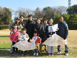 親子たこあげ大会の様子