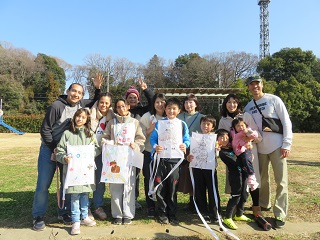 親子たこあげ大会の様子