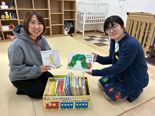絵本贈呈の様子