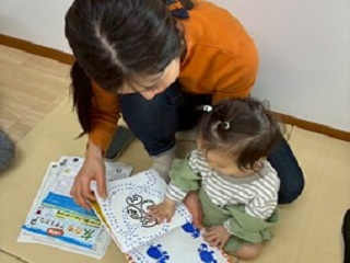 親子で絵本を読む様子