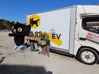 クロネコヤマトの作業服に着替えて記念撮影しているところ