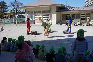 福の神が現れ、鬼たちを諭し優しい鬼となりました。