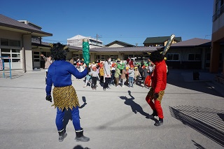 門から赤鬼と青鬼が勢いよく登場しました。