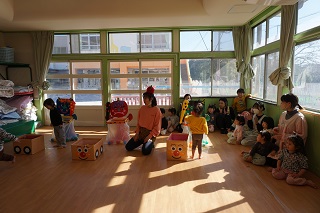 0・1・2歳児クラスの子ども達はホールに集まり、鬼のダンスを踊ったり、カラフルでかわいらしい鬼に向かってボールを投げて楽しみました。