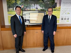 渡邊義正さんが市長と副市長とご歓談