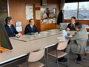 渡邊義正さんが市長と副市長とご歓談