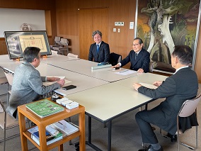渡邊義正さんが市長と副市長とご歓談