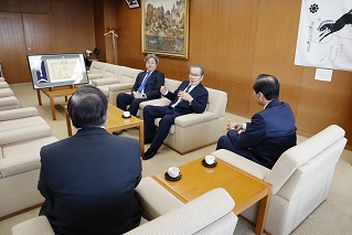 渡邊義正さんが市長と副市長とご歓談