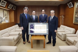 渡邊義正さんが議長と副議長と写真撮影