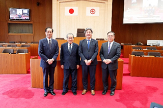 渡邊義正さんが議長と副議長と議場で写真撮影