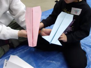 令和8年2月23日、森の図書館で「子ども創作教室　紙飛行機競技会　in　森の図書館」が開催されました。