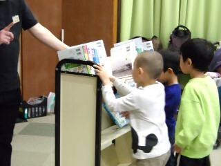 令和8年2月23日、森の図書館で「子ども創作教室　紙飛行機競技会　in　森の図書館」が開催されました。