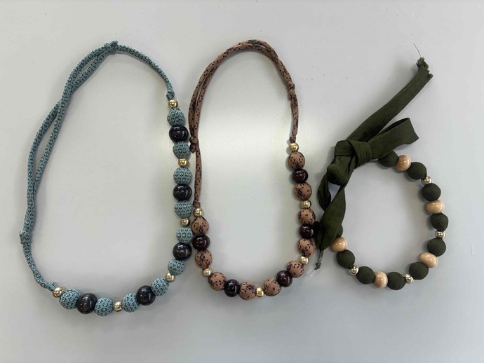 不用ネクタイでネックレスづくり（結んだVer.）
