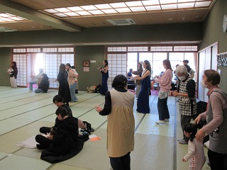 親子が集まりお話したり絵本を読んだりする様子