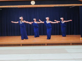 舞台でフラを披露するフラサークルの皆さん