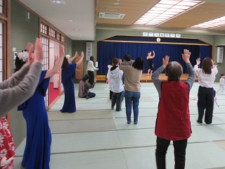 教えていただき、親子でフラに挑戦する様子