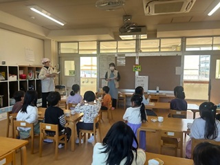 平和台保育所での交流の様子