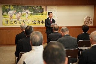 祝辞を述べる井崎市長