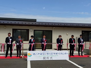 テープカットの様子