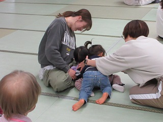 お子さんと保護者が楽しそうにしている様子