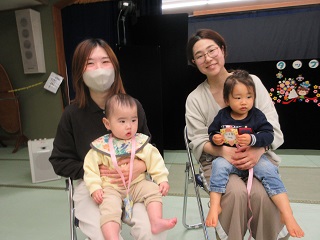 笑顔の保護者と3月生まれのお友達2組