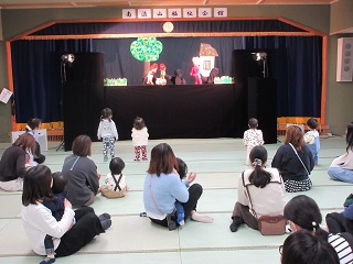 人形劇を見入るお子さんと保護者の皆さんの様子