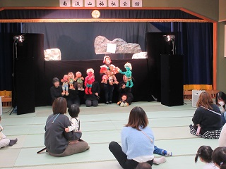 すべてのキャラクターが集合し紹介している様子