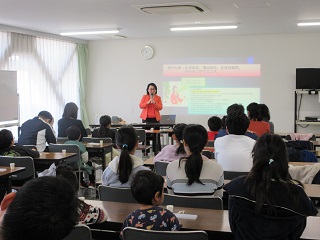 講師の話を真剣に聞く参加者