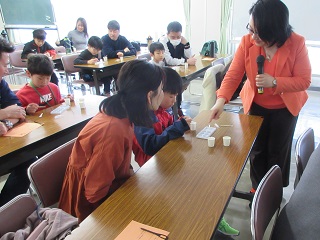 講師が各テーブルを回り説明する様子